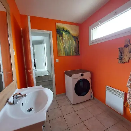 Centre-ville- 70m2 Climatise -grande Terrasse - 6 P - Dans Maison - Entree Independante - Louable De Samedi A Samedi L'ete * سُت