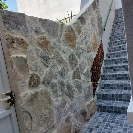 Centre-ville- 70m2 Climatise -grande Terrasse - 6 P - Dans Maison - Entree Independante - Louable De Samedi A Samedi L'ete سُت