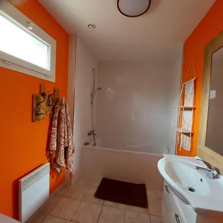 Centre-ville- 70m2 Climatise -grande Terrasse - 6 P - Dans Maison - Entree Independante - Louable De Samedi A Samedi L'ete شقة سُت
